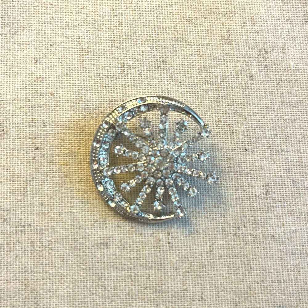 ✨ Crescent Moon & Star Brooch - Picture 1 of 2